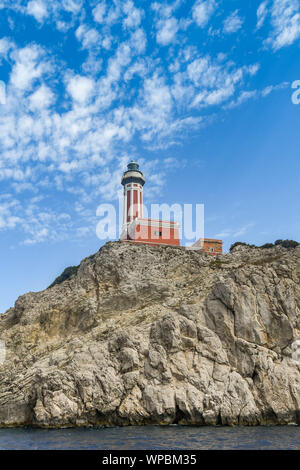 Insel Capri, Italien - AUGUST 2019: die Punta Carena Leuchtturm steht auf einer Klippe an der Küste von der Insel Capri. Stockfoto