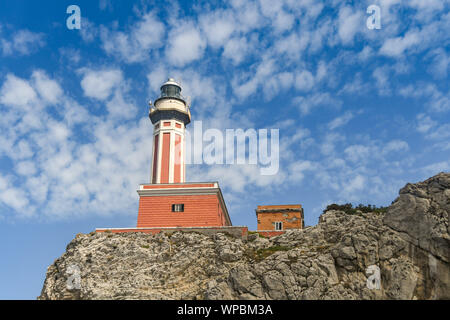 Insel Capri, Italien - AUGUST 2019: die Punta Carena Leuchtturm steht auf einer Klippe an der Küste von der Insel Capri. Stockfoto