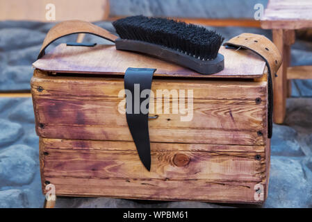 Schuh Pinsel auf Holztisch. Schuhe Pflege los. Große schwarze Pferd Haar Schuh Schuhe Putzen und Polieren auf einem Holztisch. Stockfoto