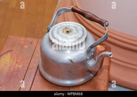 Eine alte leicht beschädigte Aluminium Wasserkocher. Altmodische Aluminium Wasserkocher top. grosse Teekanne wasserkocher Aluminium. Alte Aluminium Kaffee Wasserkocher mit Deckel. Stockfoto
