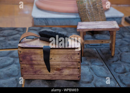 Schuh Pinsel auf Holztisch. Schuhe Pflege los. Große schwarze Pferd Haar Schuh Schuhe Putzen und Polieren auf einem Holztisch. Stockfoto