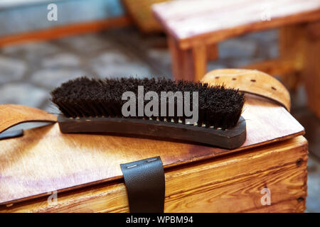 Schuh Pinsel auf Holztisch. Schuhe Pflege los. Große schwarze Pferd Haar Schuh Schuhe Putzen und Polieren auf einem Holztisch. Stockfoto