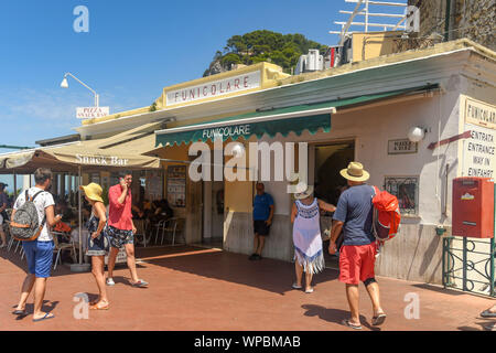 Insel Capri, Italien - AUGUST 2019: Menschen außerhalb der Seilbahnstation in der Stadt von Capri. Stockfoto