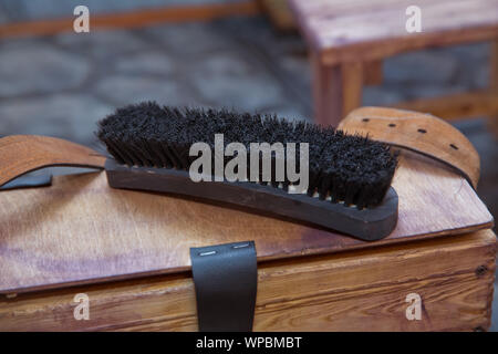 Schuh Pinsel auf Holztisch. Schuhe Pflege los. Große schwarze Pferd Haar Schuh Schuhe Putzen und Polieren auf einem Holztisch. Stockfoto