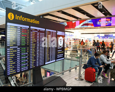 Der Flughafen Heathrow, London, England - Januar 2018: elektronische Information Board im Terminal 5, Abflug Stockfoto
