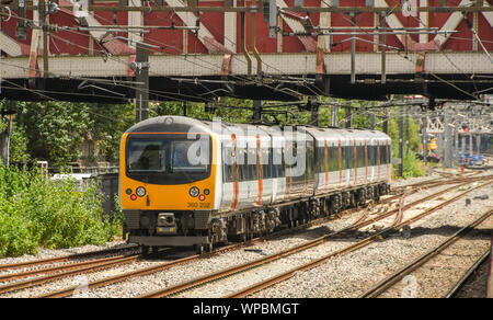 LONDON, ENGLAND - JUNI 2018: elektrisch betriebenen S-Bahn am Stadtrand von London in Richtung Paddington Station Stockfoto