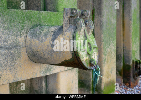 Entwässerungsrohr, das in die Themse mündet – London Stockfoto