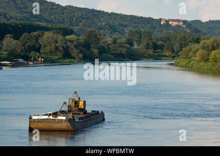 Alten Lastkahn mit einem alten Bagger auf der Weichsel in Krakau, Polen. Stockfoto