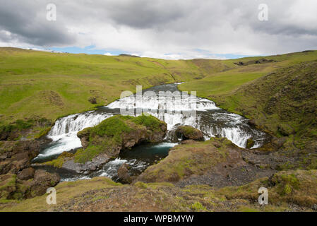 Flusskaskade auf Hochplateau vor dem Skogafoss Wasserfall auf Island Stockfoto