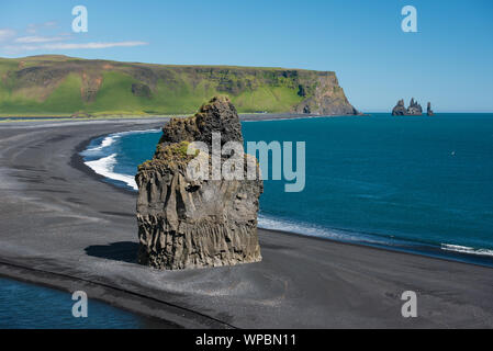 Schwarzer Strand im Süden Islands. Stockfoto