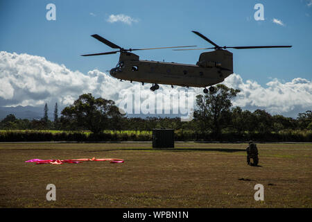 Chief Warrant Officer 3 Gregory Benson, Airdrop Systeme Techniker 25 Sustainment Brigade zugewiesen, 25 Infanterie Division zusammen mit 25 ID HHBN Hauptsitz Wartungspersonal und 25 Combat Aviation Brigade CH-47 Chinook Hubschrauber zu leiten Sling - last Operationen erfolgreich bewegen 3 CONNEXs, einem Anhänger montiert 60 Kw generator, und a4 Tür Humvee aus dem Bereich Röntgen zu Weyland Feld, auf Schofield Barracks, HI zur Unterstützung der Kommandostellenübung. (U.S. Armee Foto von Sgt. Sarah D Sangster) Stockfoto