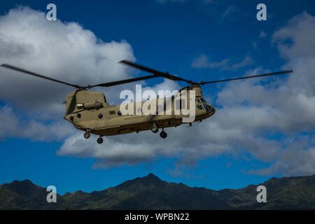 Chief Warrant Officer 3 Gregory Benson, Airdrop Systeme Techniker 25 Sustainment Brigade zugewiesen, 25 Infanterie Division zusammen mit 25 ID HHBN Hauptsitz Wartungspersonal und 25 Combat Aviation Brigade CH-47 Chinook Hubschrauber zu leiten Sling - last Operationen erfolgreich bewegen 3 CONNEXs, einem Anhänger montiert 60 Kw generator, und a4 Tür Humvee aus dem Bereich Röntgen zu Weyland Feld, auf Schofield Barracks, HI zur Unterstützung der Kommandostellenübung. (U.S. Armee Foto von Sgt. Sarah D Sangster) Stockfoto