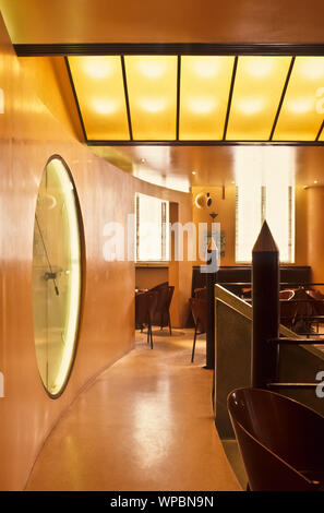 Mit der Gestaltung des Cafe Costes 1984 am Pariser Platz des Unschuldigen, dem Designer Philippe Starck gelang der Aufstieg in die internationale Design Stockfoto