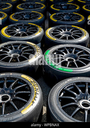 Oulton Park Pit und off Track, Dunlop Reifen Vorbereitung Stockfoto