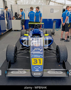 Oulton Park Grube und aus der Bahn, Auto 31, Team Carlin, Treiber Zane Maloney Stockfoto