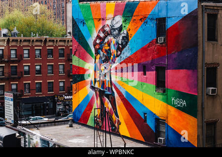 New York City street art "Der Kuss" von Eduardo Kobra aus der High Line Stockfoto