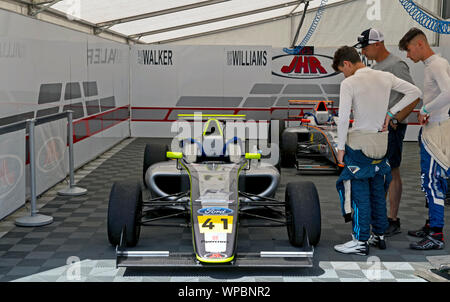 Oulton Park Grube und aus der Bahn, Auto 41, JHR Entwicklungen Team, Fahrer Alex Walker, Stockfoto