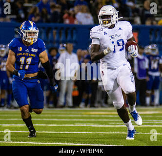 San Jose, CA USA 07 Sep, 2019. A. in Tulsa tight end Denzel Carter (19) Laufen für entlang Gewinnen während der NCAA Football Spiel zwischen Tulsa goldenen Hurrikan und der San Jose State Spartans 34-16 Gewinn an CEFCU Stadion San Jose, CA. Thurman James/CSM/Alamy leben Nachrichten Stockfoto