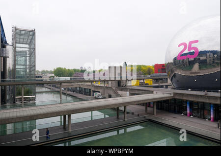 Der Parc de la Villette ist der größte Park und die zweitgrößte Grünfläche von Paris. Er Balatonfüred im 19. Arrondissement und wird vom Canal de l'Ourcq dur Stockfoto