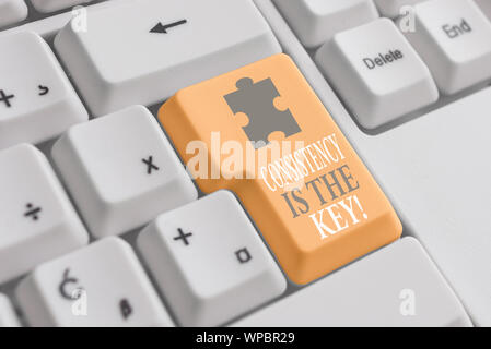 Schreiben Hinweis zeigen Übereinstimmung ist der Schlüssel. Business Konzept für die schlechten Gewohnheiten zu brechen und die guten weißen pc Tastatur mit Hinweis Papier oben Stockfoto