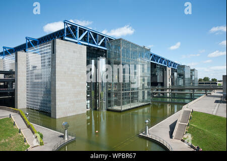 Die Cité des Sciences et de l'industrie (dt.: Stadt, Christian und der Industrie) dominiert den nördlichen Teil des Parc de la Villette im 19. Stockfoto