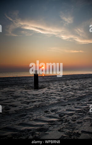 Einen schönen Sonnenuntergang am Strand von Ameland, Friesland, Nordsee Weiß weißer Sand und Flutwellen Stockfoto