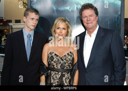 Baron Hilton, Kathy Hilton und Rick Hilton am "House of Wax" premeire gehalten an der Mann Dorf Theater in Westwood, CA. Die Veranstaltung fand am Dienstag, 26. April 2005. Foto von: SBM/PictureLux - Alle Rechte vorbehalten Datei Referenz Nr. 33864-1074 SBMPLX Stockfoto