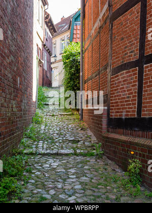 Stade, Deutschland - 25 August, 2019: Blick auf gepflasterten Gasse im historischen Zentrum der Stadt Stade, Deutschland. Der historische Teil ist eine große touristische Ein Stockfoto