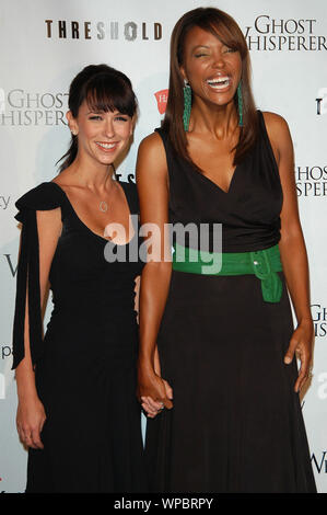 Jennifer Love Hewitt, Aisha Tyler in der CBS-Thriller "Ghost Whisperer" und "Schwelle" Premiere Screening im Hollywood Forever Cemetery in Hollywood, CA. Die Veranstaltung fand am Freitag, 9. September 2005. Foto von: SBM/PictureLux - Alle Rechte vorbehalten Datei Referenz Nr. 33864-1069 SBMPLX Stockfoto