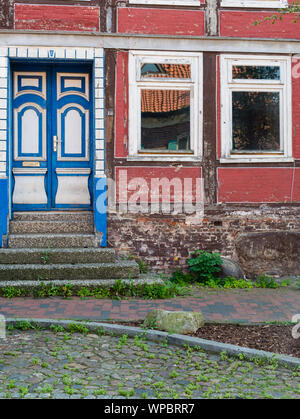 Stade, Deutschland - 25 August, 2019: Blick auf die historischen Haus renovierungsbedürftig im historischen Zentrum der Stadt Stade, Deutschland am Tag. Stockfoto