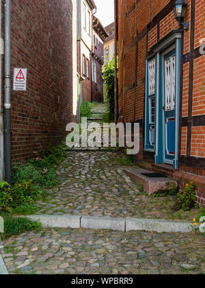 Stade, Deutschland - 25 August, 2019: Blick auf gepflasterten Gasse im historischen Teil der Stadt Stade, Deutschland am Tag. Stockfoto