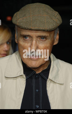 Dennis Hopper bei der Weltpremiere von "Lords Of Dogtown" bei Mann Grauman's Chinese Theater in Hollywood, CA. Die Veranstaltung fand am Dienstag, den 24. Mai 2005. Foto von: SBM/PictureLux - Alle Rechte vorbehalten Datei Referenz Nr. 33864-1113 SBMPLX Stockfoto