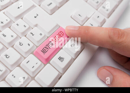 Wort schreiben Text Mentor benötigt. Business Foto zur Schau stellen wollte Hilfe für mehr erfahren oder mehr Kenntnisse nachweisen Weiß PC-Tastatur Stockfoto