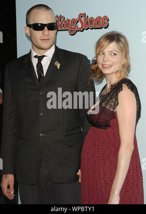 Heath Ledger und Michelle Williams auf der Los Angeles Premiere von "Die Brüder Grimm", gehalten an der Directors Guild of America Theater in Los Angeles, CA. Die Veranstaltung fand am Montag, den 8. August 2005. Foto von: SBM/PictureLux - Alle Rechte vorbehalten Datei Referenz Nr. 33864-1316 SBMPLX Stockfoto