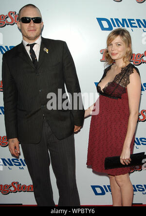 Heath Ledger und Michelle Williams auf der Los Angeles Premiere von "Die Brüder Grimm", gehalten an der Directors Guild of America Theater in Los Angeles, CA. Die Veranstaltung fand am Montag, den 8. August 2005. Foto von: SBM/PictureLux - Alle Rechte vorbehalten Datei Referenz Nr. 33864-1314 SBMPLX Stockfoto