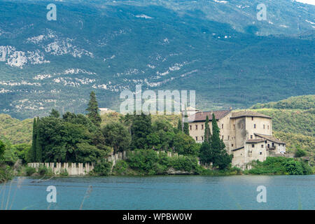 Italien, Toblino Toblino, Blick auf den See und das Schloss Stockfoto
