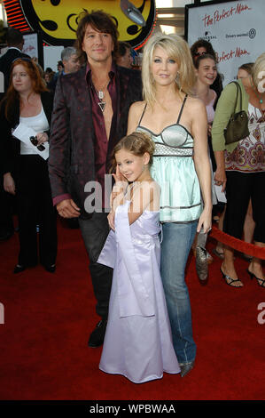 Heather Locklear, Richie Sambora und Tochter Ava Elizabeth bei der Weltpremiere von "Der perfekte Mann" an der Universal Studios in Universal City Kino statt Spaziergang, Universal Studios Hollywood, Universal City, CA. Die Veranstaltung fand am Montag, den 13. Juni 2005. Foto von: SBM/PictureLux - Alle Rechte vorbehalten Datei Referenz Nr. 33864-1388 SBMPLX Stockfoto