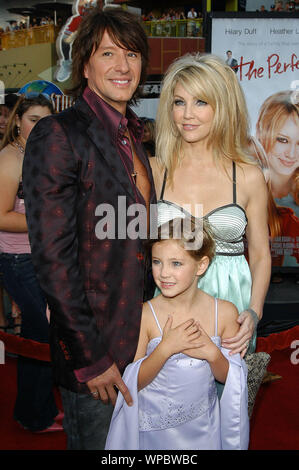 Heather Locklear, Richie Sambora und Tochter Ava Elizabeth bei der Weltpremiere von "Der perfekte Mann" an der Universal Studios in Universal City Kino statt Spaziergang, Universal Studios Hollywood, Universal City, CA. Die Veranstaltung fand am Montag, den 13. Juni 2005. Foto von: SBM/PictureLux - Alle Rechte vorbehalten Datei Referenz Nr. 33864-1387 SBMPLX Stockfoto