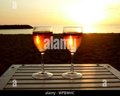Gläser rose Wein am Strand bei Sonnenuntergang auf Teneriffa Stockfoto