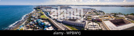 Antenne 180 Grad Panorama der Altstadt von San Juan, Puerto Rico mit Hafen im Hintergrund und La Perla Slum auf unten links. Stockfoto