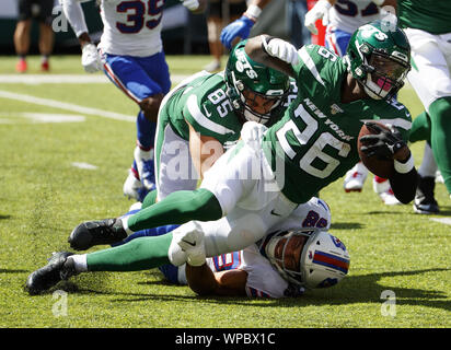 East Rutherford, New Jersey, USA. 08 Sep, 2019. New York Jets zurück läuft, Le'Veon Glocke (26) läuft mit dem Ball wie Buffalo Bills defensiver Star Lotulelei (98) Ihm bringt im ersten Quartal in Woche 1 der NFL Saison an MetLife Stadium in East Rutherford, New Jersey am Sonntag, den 8. September 2019. Foto von Chris Szagola/UPI Quelle: UPI/Alamy leben Nachrichten Stockfoto