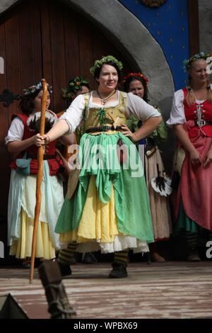 Theater Schauspieler, die in die Bristol Renaissance Faire, Feire, Feyre, faire und Fayre, Mittelaltermarkt, mercats Medievals. Stockfoto