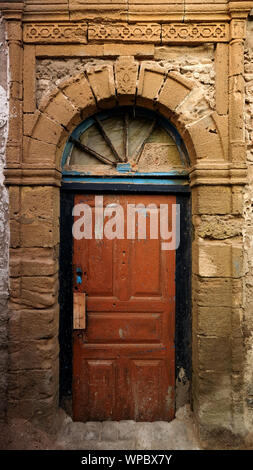 Alte und verwitterte Türen von Essaouira/Marokko Stockfoto