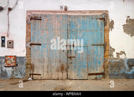 Alte und verwitterte Türen von Essaouira/Marokko Stockfoto