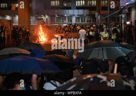 Hongkong, China. 7. Sep 2019. Die Demonstranten ein Feuer außerhalb des Mong Kok Polizeistation in Hongkong am 7. September 2019. Foto von Thomas Maresca/UPI Quelle: UPI/Alamy leben Nachrichten Stockfoto