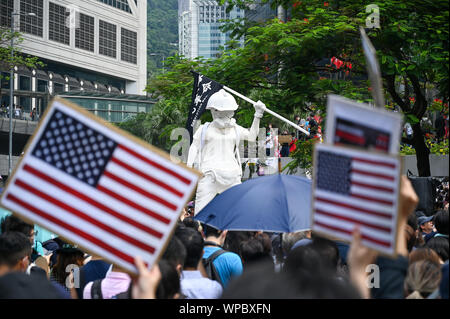 Hongkong, China. 7. Sep 2019. Die Demonstranten halten amerikanische Flaggen in der Nähe einer Statue eines Demonstrators in Hongkong am 7. September 2019. Foto von Thomas Maresca/UPI Quelle: UPI/Alamy leben Nachrichten Stockfoto