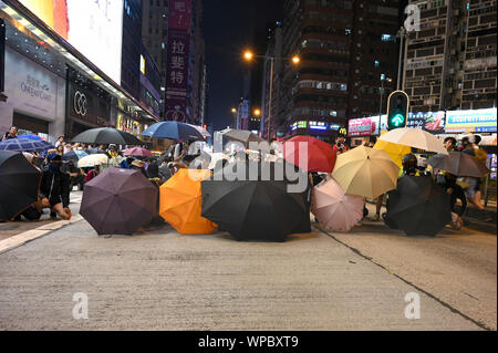 Hongkong, China. 7. Sep 2019. Die Demonstranten hinter Regenschirmen während eines Protestes in Hongkong verstecken am 7. September 2019, die heftig an den Punkten. Foto von Thomas Maresca/UPI Quelle: UPI/Alamy leben Nachrichten Stockfoto