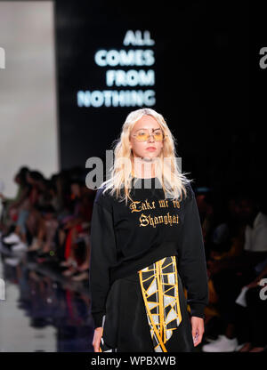 IICY präsentiert Frühling Sommer 2020 Start- und Landebahn zeigen: Designerin Eva Hu, Shanghai, alles kommt von nichts Stockfoto
