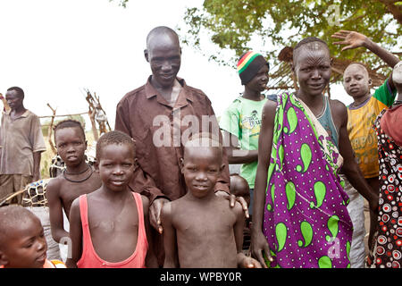 JUBA, SÜDSUDAN - Juni 22, 2012: Portrait von nicht identifizierten Mundari tribespeople nördlich von Juba, Südsudan, in diesem anschaulichen Editorial. Stockfoto