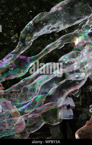 Die Blase Mann unterhalten Kinder einfache bläst Seifenblasen im Bristol Renaissance Faire und Fayre, Mittelaltermarkt, mercats Medievals. Stockfoto